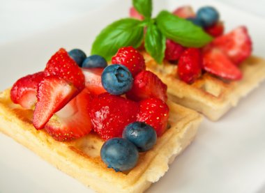 gofret çilek ve böğürtlen