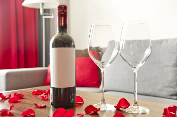 Garrafa de vinho, dois copos na mesa — Fotografia de Stock