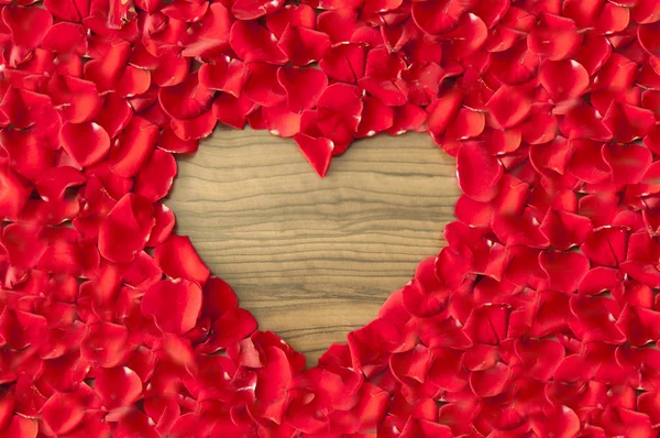 Herzförmiges Loch in Rosenblättern — Stockfoto