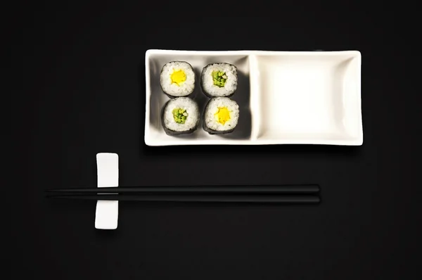 Luxus sushi-fekete háttér - japán konyha — Stock Fotó