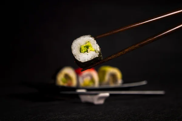 Σούσι σε μαύρο φόντο, ιαπωνική κουζίνα, τσοπ στικς — Φωτογραφία Αρχείου