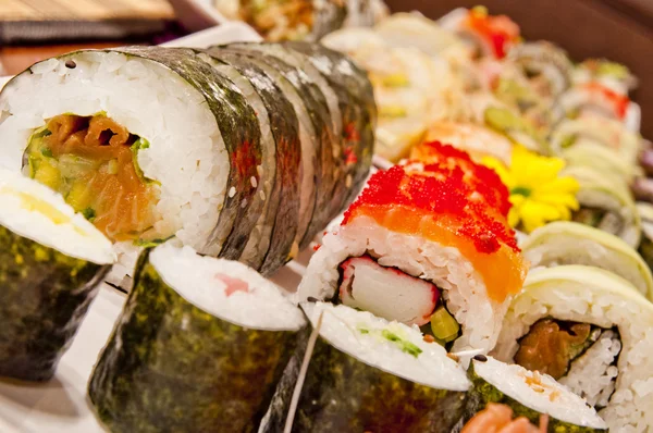 Un montón de sushi - plato tradicional de cocina japonesa —  Fotos de Stock