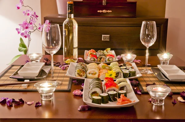 Jantar romântico em casa - sushi e vinho — Fotografia de Stock