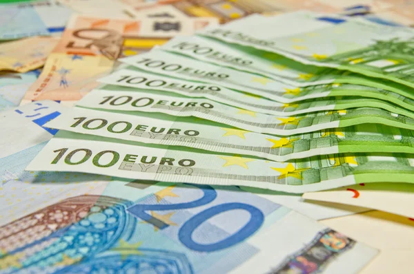 Una gran cantidad de billetes en euros - gran suma de dinero — Foto de Stock