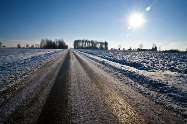 Gelo negro numa estrada rural — Fotografia de Stock