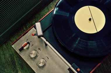 Vinil plaklı klasik gramofon.