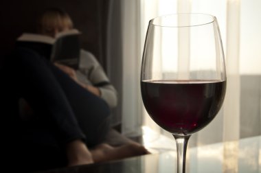 Kitap ve şarap - günbatımında rahatlatıcı