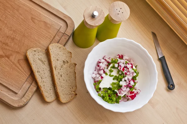 Förbereder ekologisk frukost. Keso och bröd. Royaltyfria Stockfoton