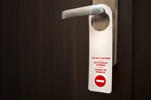 Do not disturb sign on closed door handle — Zdjęcie stockowe