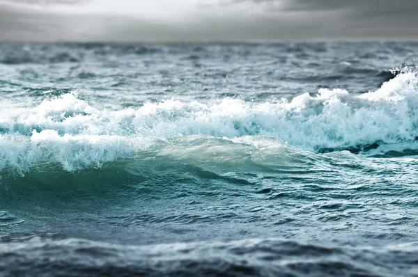 Olas de mar tormentosas - fondo azul y verde —  Fotos de Stock