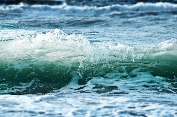 Olas de mar tormentosas - fondo azul y verde —  Fotos de Stock