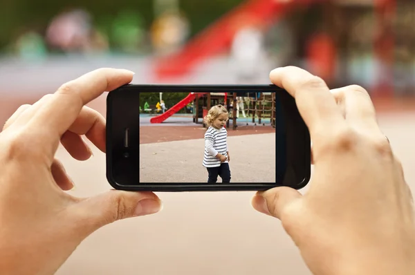 Bebek kız smartphone ile bir fotoğraf çekici kadın