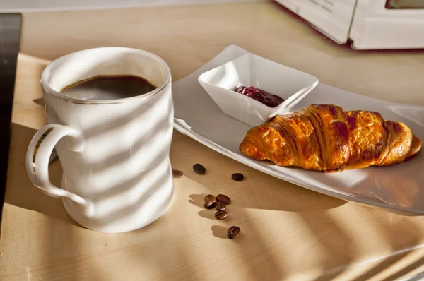 Fransk frukost - kaffe, croissant och sylt — Stockfoto