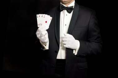 4 aces elinde tutan smokin zarif adam