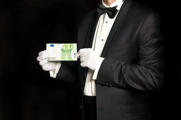 Eleganta mannen i smoking håller 100-eurosedeln — Stockfoto