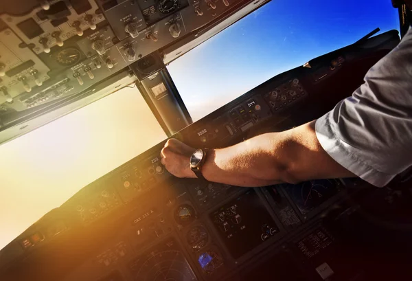 Пилот авиалайнера на работе - вид из кабины — стоковое фото