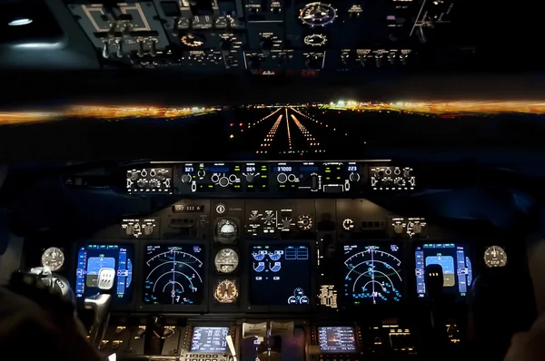 Final approach at night - landing plane flight deck view — Stock Photo, Image