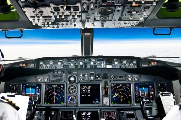 Visa från cockpit av moderna trafikflygplan plan — Stockfoto