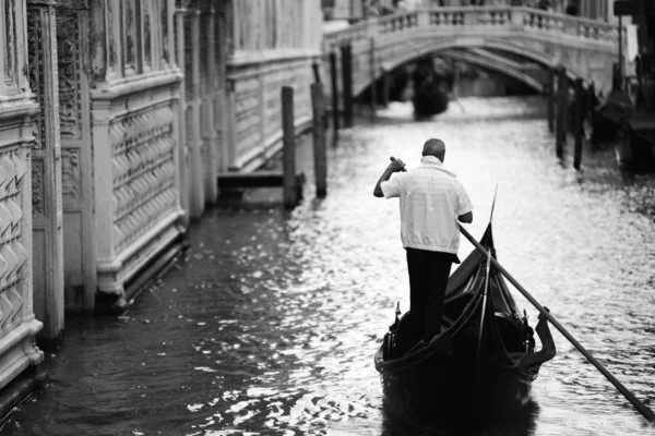 Gondiler in Venice, black and white picture — Stock Photo, Image