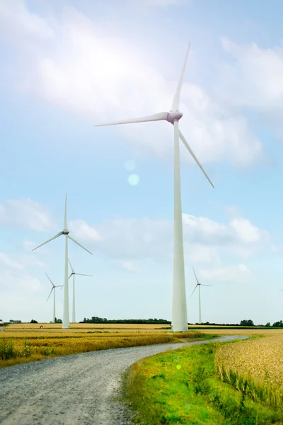 Windkraftanlagen auf einem Feld vor blauem Himmel — Stockfoto