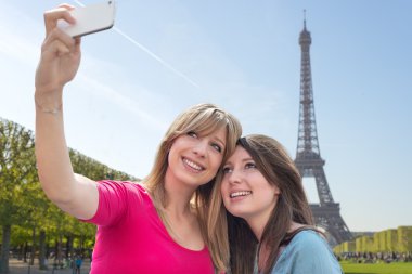 Bir selfie Paris, Fransa'da alarak güzel kızlar