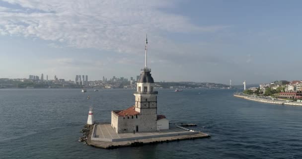 梅登塔 Maiden Tower 简称Kz Kulesi 自中世纪拜占庭时期起也被称为利安德塔 Leander Tower 是一座位于距土耳其伊斯坦布尔斯卡达尔海岸200米处的一座小岛上的塔 — 图库视频影像