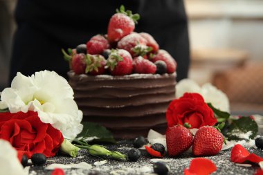 Kek çikolata çilek ve ahududu ile dekorasyon ile