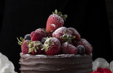 Kek çikolata çilek ve ahududu ile dekorasyon ile