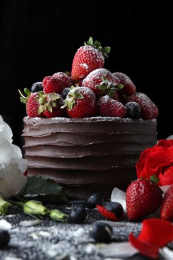 Kek çikolata çilek ve ahududu ile dekorasyon ile