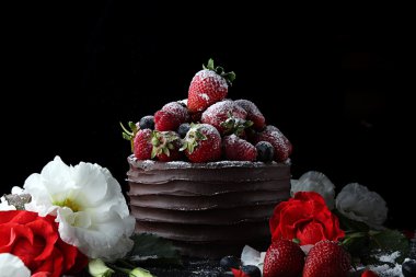 Kek çikolata çilek ve ahududu ile dekorasyon ile