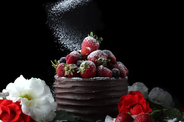 Kek çikolata çilek ve çiçeklerle dekorasyon ile