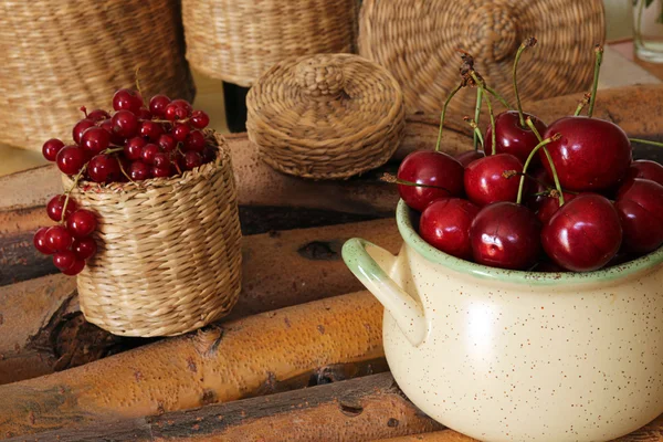 Süßkirsche und rote Johannisbeere — Stockfoto