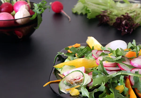 Radieschen, Karotten, Gurken, Salat, Rucola-Salat — Stockfoto