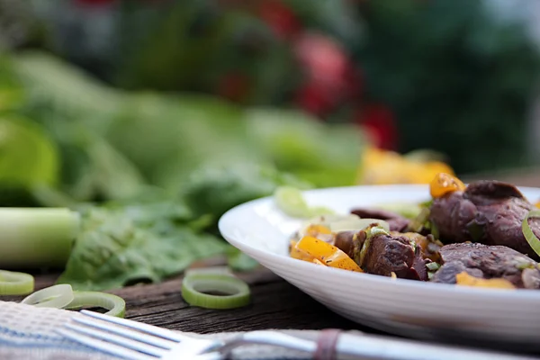 Deliciosa cena. Hígado de pollo con pimentón, puerro y espinacas — Foto de Stock