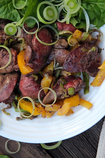 Leckeres Abendessen. Hühnerleber mit Paprika, Lauch und Spinat — Stockfoto