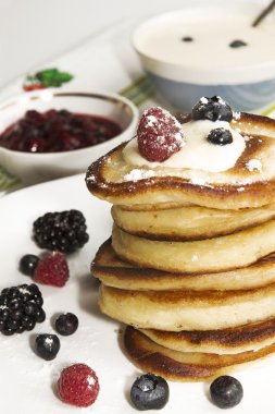 Berry, reçel ve krema ile Pancakes