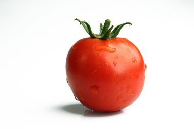 Beyaz arkaplanda taze domates