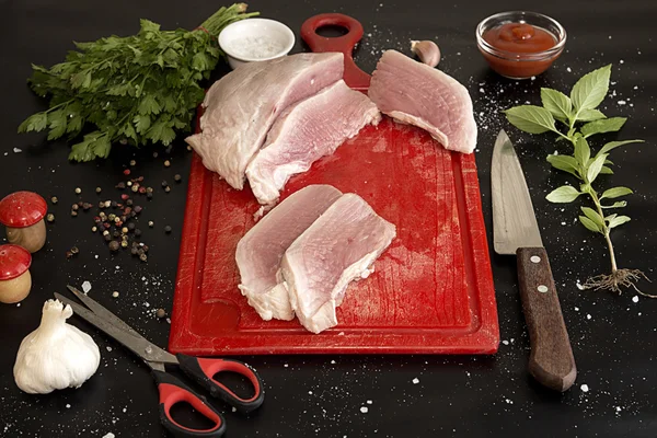 赤まな板の上生豚肉のスライス. — ストック写真