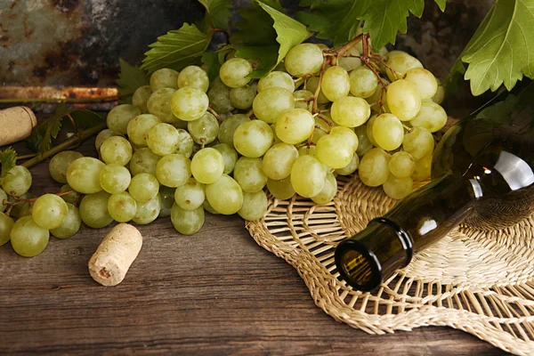 Grappolo verde di uva con bottiglia di vino — Foto Stock