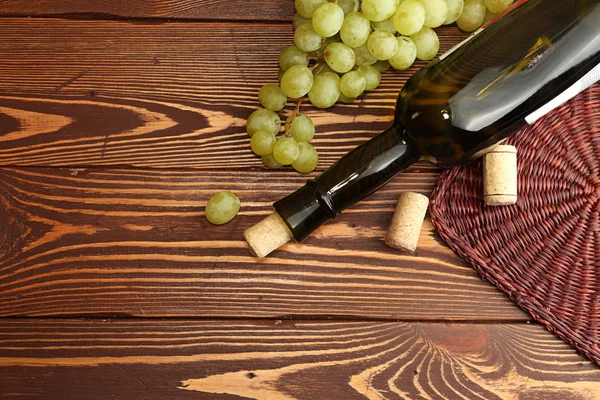 Grappolo verde di uva con bottiglia di vino — Foto Stock