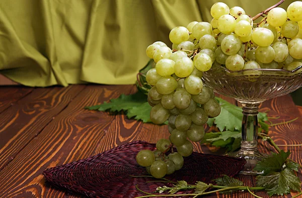 Grappolo d'uva in vaso per frutta — Foto Stock