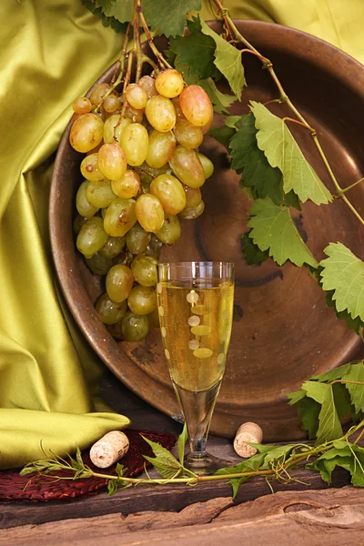 Bicchiere da vino vintage sullo sfondo grappolo d'uva e pollaio — Foto Stock