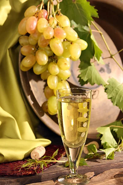 Bicchiere da vino vintage contro grappolo d'uva di sfondo — Foto Stock