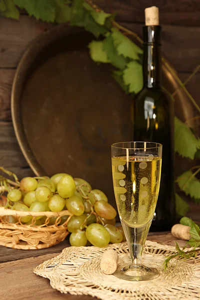 Bicchiere da vino vintage sullo sfondo grappolo di uva e vino — Foto Stock