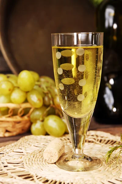 Bicchiere da vino vintage sullo sfondo grappolo di uva e vino — Foto Stock