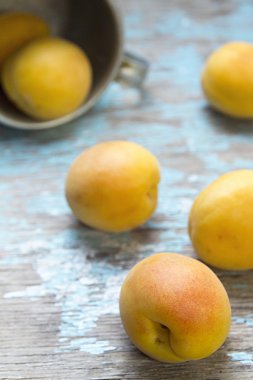 Kayısı rustik ahşap yüzeyde alüminyum kupa silindir dışarı.