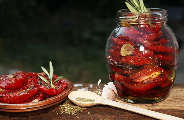 Zubereitung getrockneter Tomaten — Stockfoto