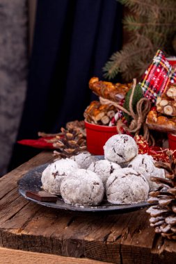 Geleneksel noel bademli çikolatalı kartopu kurabiyeleri şekerli bisküviler. Rus Çay Kekleri, Meksika Düğün Kurabiyeleri, Butterballs. Noel Yılbaşı Şenlik Süslemeleri. 