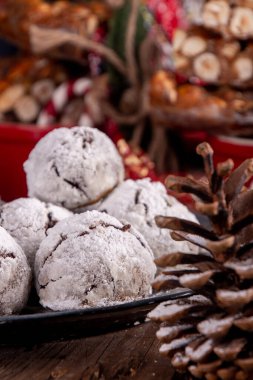 Geleneksel noel bademli çikolatalı kartopu kurabiyeleri şekerli bisküviler. Rus Çay Kekleri, Meksika Düğün Kurabiyeleri, Butterballs. Üst Manzara. Boşluğu kopyala