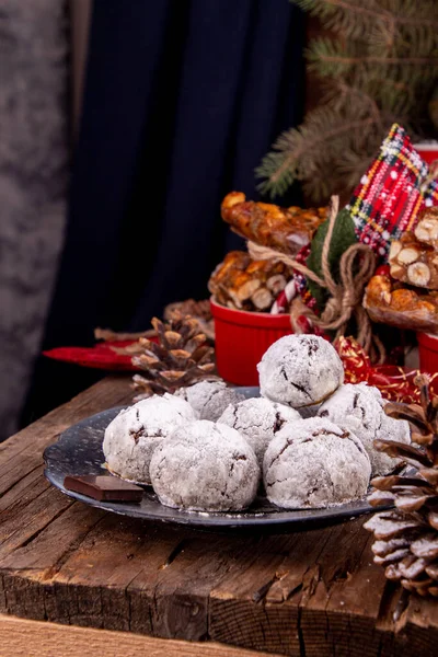Geleneksel noel bademli çikolatalı kartopu kurabiyeleri şekerli bisküviler. Rus Çay Kekleri, Meksika Düğün Kurabiyeleri, Butterballs. Noel Yılbaşı Şenlik Süslemeleri. 